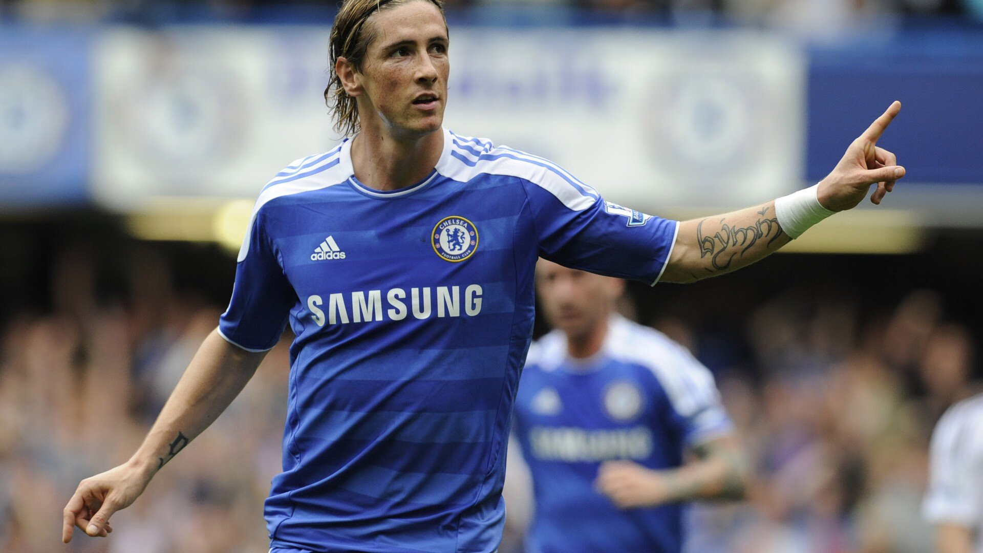 爱游戏体育-绝杀之夜，AC米兰压哨逆转，C罗争议表现引爆全场